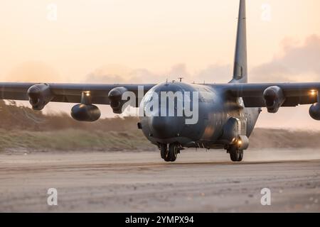 La Royal Australian Air Force RAAF atterra su Pembrey Sands con un C130 Hercules nel Galles del Sud gestito dai controllori tattici del traffico aereo della RAF Foto Stock