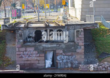 Teileinsturz der Carolabrücke a Dresda Teileinsturzstelle der Carolabrücke. Auf einer Länge von etwa 100 Metern ist der Teil, auf welchem normalerweise die Straßenbahnen verkehren, in Die Elbe gestürzt. Der Abbruch des Teilstückes ist vollem Gange. Dresda Sachsen Deutschland *** collasso parziale del Ponte Carola a Dresda collasso parziale del Ponte Carola su una lunghezza di circa 100 metri, la sezione su cui normalmente si corrono i tram è crollata nell'Elba la demolizione della sezione è in pieno svolgimento Dresda Sassonia Germania Foto Stock