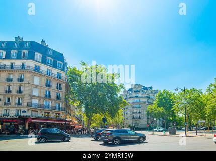 Parigi, Francia - 06 luglio 2018: Angolo pittoresco con un tipico bistrot a Parigi Foto Stock