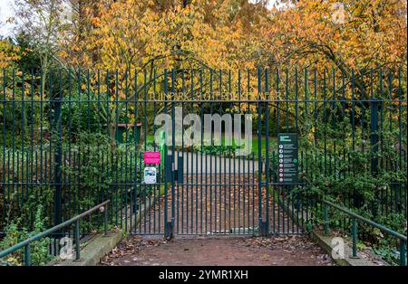 Ingresso con cancello dei giardini di assegnazione Volkstuinbeweging Sloterdijkermeer ad Amsterdam, Paesi Bassi, 15 novembre 2024 Foto Stock