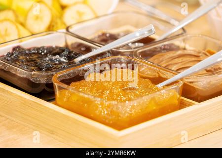 Colazione a buffet in hotel, vasche da jam da vicino, arancia, mirtillo, spalmabile al cioccolato Foto Stock