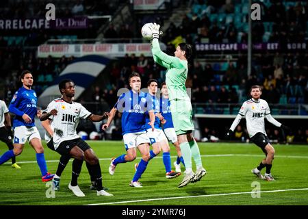 Den Bosch - Richie Omorowa dell'Excelsior Rotterdam, portiere Mees Bakker dell'FC Den Bosch durante il sedicesimo round della stagione Keuken Kampioen Divisie 2024/2025. La partita è ambientata tra il Den Bosch e l'Excelsior Rotterdam allo Stadion De Vliert il 22 novembre 2024 a Den Bosch, nei Paesi Bassi. (VK Sportphoto/Yannick Verhoeven) credito: Yannick Verhoeven/Alamy Live News Foto Stock