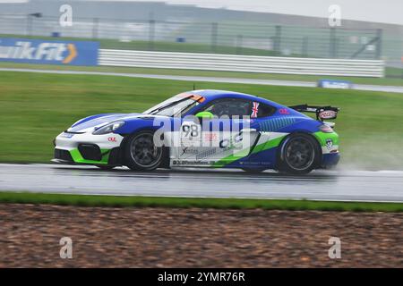 Oliver Cottam, Porsche 718 Cayman GT4 RS Clubsport, Xentek Motorsport, Porsche Sprint Challenge Gran Bretagna 2024, una singola serie di marchi con tutti i dr Foto Stock