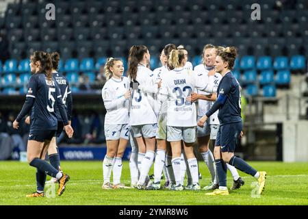 TSG Hoffenheim im Jubel, 2:0, Selina Cerci (TSG Hoffenheim, 29) DFB-Pokal Frauen 2024/25, Achtelfinale: VFL Bochum - TSG Hoffenheim; Vonovia Ruhrstadion, Bochum; 22.11.2024 le normative DFB vietano qualsiasi uso di fotografie come sequenze di immagini e/o quasi video. Credito: dpa Picture Alliance/Alamy Live News Foto Stock