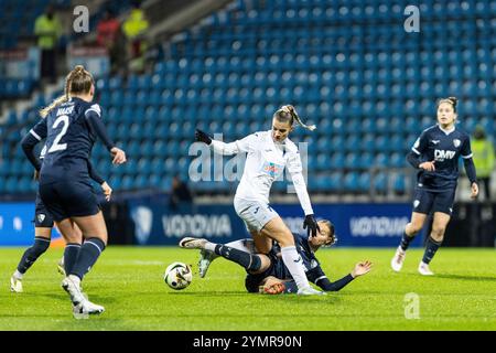 Selina Cerci (TSG Hoffenheim, 29), Franziska Wenzel (VfL Bochum, 31) DFB-Pokal Frauen 2024/25, Achtelfinale: VFL Bochum - TSG Hoffenheim; Vonovia Ruhrstadion, Bochum; 22.11.2024 le normative DFB vietano qualsiasi uso di fotografie come sequenze di immagini e/o quasi video. Credito: dpa Picture Alliance/Alamy Live News Foto Stock