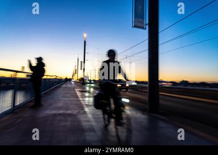 Il traffico sul ponte Kennedy, al centro dei 3 ponti sul Reno a Bonn, collega il centro di Bonn con il quartiere di Beuel, strada federale B56, semaforo r Foto Stock