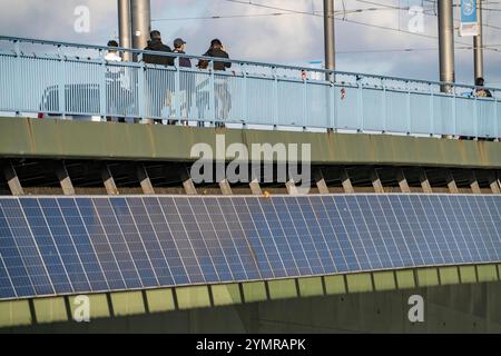 Il ponte Kennedy sul Reno vicino a Bonn, il ponte più lungo con un sistema solare in Germania, oltre 390 moduli solari sono montati sul lato sud Foto Stock