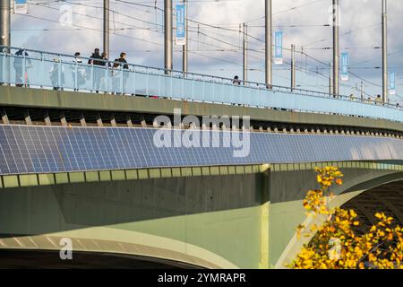 Il ponte Kennedy sul Reno vicino a Bonn, il ponte più lungo con un sistema solare in Germania, oltre 390 moduli solari sono montati sul lato sud Foto Stock