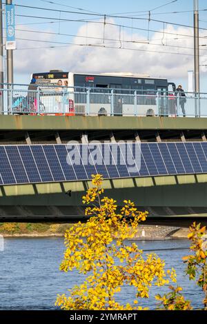 Il ponte Kennedy sul Reno vicino a Bonn, il ponte più lungo con un sistema solare in Germania, oltre 390 moduli solari sono montati sul lato sud Foto Stock