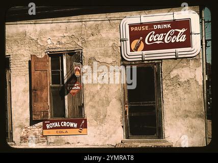 Negozio o caffetteria con cartelli per bevande analcoliche. Insegna a forma di diamante: Fresh Orange-Crush'; sopra di essa: Rilassati e goditi la Royal Crown Cola. Natchez, Mississippi, 1940 anni. Marion Post Wolcott per Farm Security Administration, Foto Stock