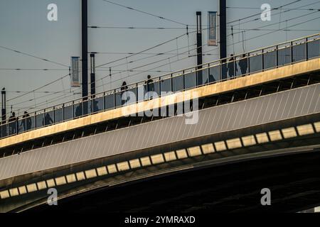 Il ponte Kennedy sul Reno vicino a Bonn, il ponte più lungo con un sistema solare in Germania, oltre 390 moduli solari sono montati sul lato sud Foto Stock