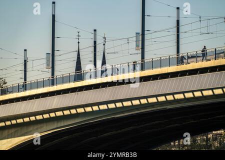 Il ponte Kennedy sul Reno vicino a Bonn, il ponte più lungo con un sistema solare in Germania, oltre 390 moduli solari sono montati sul lato sud Foto Stock