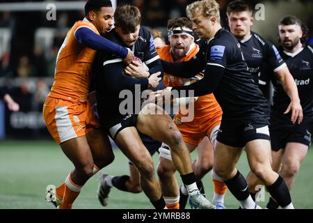 Newcastle, GBR. 10 novembre 2024. Ben Stevenson del Newcastle Falcons in azione, mentre viene affrontato da Obi ene durante la Premiership Cup Group A match tra Newcastle Falcons e sale FC a Kingston Park, Newcastle, venerdì 22 novembre 2024. (Foto: Chris Lishman | mi News) crediti: MI News & Sport /Alamy Live News Foto Stock