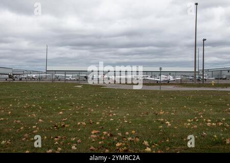 Aerei e hangar all'aeroporto Executive di Oshawa su Airport Boulevard a Oshawa, Ontario, Canada Foto Stock
