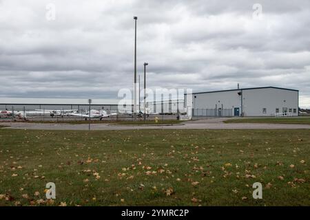 Aerei e hangar all'aeroporto Executive di Oshawa su Airport Boulevard a Oshawa, Ontario, Canada Foto Stock