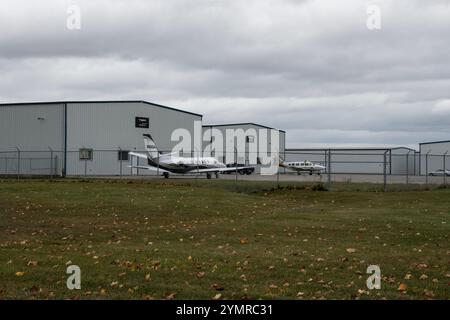 Aerei e hangar all'aeroporto Executive di Oshawa su Airport Boulevard a Oshawa, Ontario, Canada Foto Stock