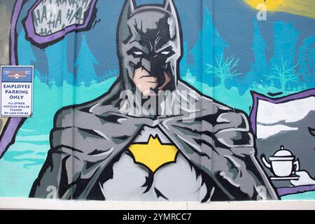 Murale di Batman presso la fabbrica di pittura in Simcoe Street North nel centro di Oshawa, Ontario, Canada Foto Stock