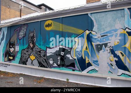 Murales Batman and Catwoman presso la fabbrica di pittura in Simcoe Street North nel centro di Oshawa, Ontario, Canada Foto Stock