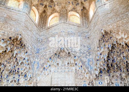 Granada, Andalusia, Spagna - 27 ottobre 2024: Sala degli Abencerrajes, un'imponente cupola di muqarnas a forma di stella a otto punte Foto Stock