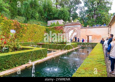 Granada, Andalusia, Spagna - 27 ottobre 2024: Patio de la Sultana e Cypress Tree of the Abencerrajes al palazzo dell'Alhambra Foto Stock