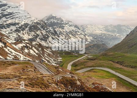Strada panoramica in un paesaggio montano al passo Julier, Engadin, Svizzera Foto Stock