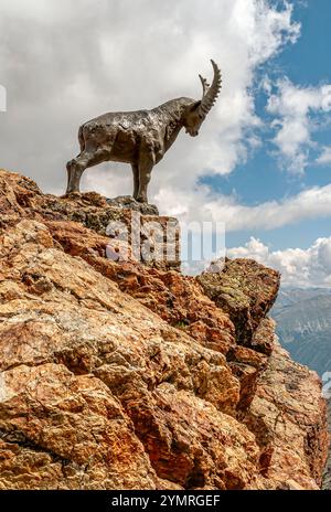 Statua dello stambecco alpino alla stazione di montagna Piz Nair, St Moritz, Engadina, Svizzera Foto Stock