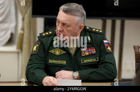 Mosca, Russia. 22 novembre 2024. Comandante delle forze missilistiche strategiche russe generale Sergei Karakayev, prima dell'inizio di una riunione dei leader militari convocata dal presidente russo Vladimir Putin, al Cremlino, il 22 novembre 2024 a Mosca, Russia. Crediti: Vyacheslav Prokofyev/piscina del Cremlino/Alamy Live News Foto Stock