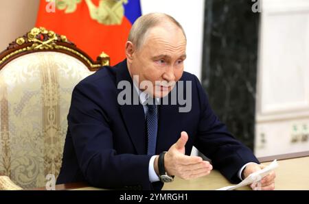 Mosca, Russia. 22 novembre 2024. Il presidente russo Vladimir Putin presiede un incontro con i leader militari e gli sviluppatori di sistemi missilistici al Cremlino, 22 novembre 2024, a Mosca, in Russia. Durante l'incontro Putin si è congratulato con gli sviluppatori del missile balistico a raggio intermedio Oreshnik che è stato lanciato contro l'Ucraina. Crediti: Vyacheslav Prokofyev/piscina del Cremlino/Alamy Live News Foto Stock