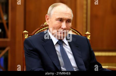 Mosca, Russia. 22 novembre 2024. Il presidente russo Vladimir Putin, ascolta il leader del partito politico “Una Russia giusta - per la verità” Sergei Mironov, durante un incontro individuale al Cremlino, il 21 novembre 2024, a Mosca, in Russia. Crediti: Vyacheslav Prokofyev/piscina del Cremlino/Alamy Live News Foto Stock