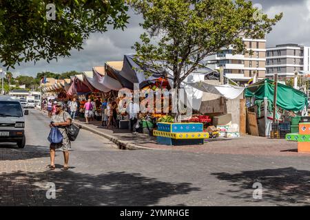 I commercianti provenienti dal Venezuela portano i loro prodotti freschi in barca al mercato galleggiante di Willemstad, a circa 70 chilometri di distanza, e poi li offrono in numerose bancarelle di oltre 200 metri di lunghezza. Le pile di manghi freschi, papaya, ananas, meloni, piantane e noci di cocco sono davvero un'attrazione da non perdere. Caprileskade, Willemstad, Curacao, Curacao Foto Stock