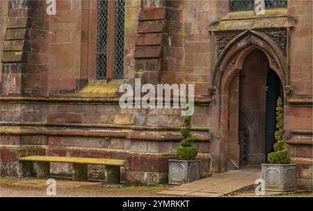 Arley , Cheshire, Inghilterra, Regno Unito - 17 luglio 2024 - porta di una chiesa antica in un edificio in pietra arenaria nel terreno di una casa signorile Foto Stock