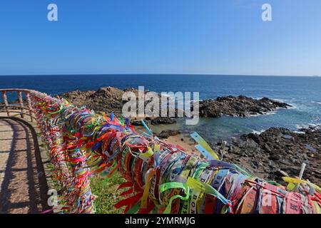 Salvador, Brasile, 22 novembre 2024. I nastri di Senhor do Bonfim sono visibili al Museo Nautico di Bahia, a Farol da barra, a Salvador il 22 novembre 20 Foto Stock