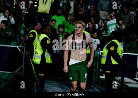 Portogallo. 22 novembre 2024. Conrad Harder attaccante dello Sporting CP con tifosi durante la partita TACA de Portugal tra Sporting CP e Amarante FC allo stadio Jose Gomes il 22 novembre 2024, a Lisbona, Portogallo. Tac de Portugal - Sporting CP vs Amarante FC (Valter Gouveia/SPP) credito: SPP Sport Press Photo. /Alamy Live News Foto Stock