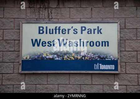 Cartello per toilette ovest al Bluffer's Park di Scarborough, Toronto, Ontario, Canada Foto Stock