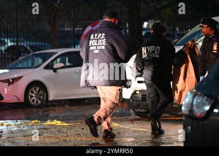 Soundviee, Bronx, New York, Deer. 22 novembre 2024. (nuovo) la polizia ha coinvolto delle riprese nella sezione di soundview del bronx, new york. 22 novembre 2024, bronx, New york, stati uniti d'america: Intorno alle 15:10 del pomeriggio, un poliziotto coinvolto sparatoria è stato segnalato su 755 White Plains Road nella sezione di soundview del bronx quando la polizia ha risposto a causa di una disputa, un sospetto ha tirato un'arma sugli agenti e gli agenti hanno colpito il sospetto alla gamba. Due sospettati sono stati coinvolti con uno preso in custodia dopo essere stato ucciso dalla polizia e uno è attualmente in fuga. Obbligatorio (immagine di credito: © Kyle Maz Foto Stock