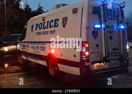 Soundviee, Bronx, New York, Deer. 22 novembre 2024. (nuovo) la polizia ha coinvolto delle riprese nella sezione di soundview del bronx, new york. 22 novembre 2024, bronx, New york, stati uniti d'america: Intorno alle 15:10 del pomeriggio, un poliziotto coinvolto sparatoria è stato segnalato su 755 White Plains Road nella sezione di soundview del bronx quando la polizia ha risposto a causa di una disputa, un sospetto ha tirato un'arma sugli agenti e gli agenti hanno colpito il sospetto alla gamba. Due sospettati sono stati coinvolti con uno preso in custodia dopo essere stato ucciso dalla polizia e uno è attualmente in fuga. Obbligatorio (immagine di credito: © Kyle Maz Foto Stock