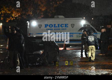 Soundviee, Bronx, New York, Deer. 22 novembre 2024. (nuovo) la polizia ha coinvolto delle riprese nella sezione di soundview del bronx, new york. 22 novembre 2024, bronx, New york, stati uniti d'america: Intorno alle 15:10 del pomeriggio, un poliziotto coinvolto sparatoria è stato segnalato su 755 White Plains Road nella sezione di soundview del bronx quando la polizia ha risposto a causa di una disputa, un sospetto ha tirato un'arma sugli agenti e gli agenti hanno colpito il sospetto alla gamba. Due sospettati sono stati coinvolti con uno preso in custodia dopo essere stato ucciso dalla polizia e uno è attualmente in fuga. Obbligatorio (immagine di credito: © Kyle Maz Foto Stock