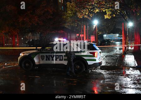 Soundviee, Bronx, New York, Deer. 22 novembre 2024. (nuovo) la polizia ha coinvolto delle riprese nella sezione di soundview del bronx, new york. 22 novembre 2024, bronx, New york, stati uniti d'america: Intorno alle 15:10 del pomeriggio, un poliziotto coinvolto sparatoria è stato segnalato su 755 White Plains Road nella sezione di soundview del bronx quando la polizia ha risposto a causa di una disputa, un sospetto ha tirato un'arma sugli agenti e gli agenti hanno colpito il sospetto alla gamba. Due sospettati sono stati coinvolti con uno preso in custodia dopo essere stato ucciso dalla polizia e uno è attualmente in fuga. Obbligatorio (immagine di credito: © Kyle Maz Foto Stock