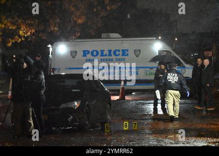 Soundviee, Bronx, New York, Deer. 22 novembre 2024. (nuovo) la polizia ha coinvolto delle riprese nella sezione di soundview del bronx, new york. 22 novembre 2024, bronx, New york, stati uniti d'america: Intorno alle 15:10 del pomeriggio, un poliziotto coinvolto sparatoria è stato segnalato su 755 White Plains Road nella sezione di soundview del bronx quando la polizia ha risposto a causa di una disputa, un sospetto ha tirato un'arma sugli agenti e gli agenti hanno colpito il sospetto alla gamba. Due sospettati sono stati coinvolti con uno preso in custodia dopo essere stato ucciso dalla polizia e uno è attualmente in fuga. Obbligatorio (immagine di credito: © Kyle Maz Foto Stock