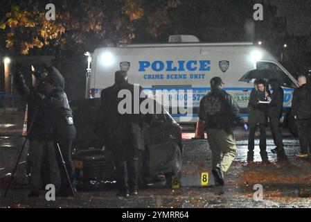 Soundviee, Bronx, New York, Deer. 22 novembre 2024. (nuovo) la polizia ha coinvolto delle riprese nella sezione di soundview del bronx, new york. 22 novembre 2024, bronx, New york, stati uniti d'america: Intorno alle 15:10 del pomeriggio, un poliziotto coinvolto sparatoria è stato segnalato su 755 White Plains Road nella sezione di soundview del bronx quando la polizia ha risposto a causa di una disputa, un sospetto ha tirato un'arma sugli agenti e gli agenti hanno colpito il sospetto alla gamba. Due sospettati sono stati coinvolti con uno preso in custodia dopo essere stato ucciso dalla polizia e uno è attualmente in fuga. Obbligatorio (immagine di credito: © Kyle Maz Foto Stock