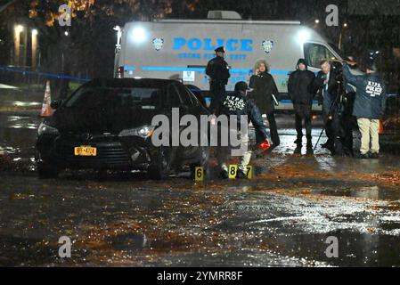 Soundviee, Bronx, New York, Deer. 22 novembre 2024. (nuovo) la polizia ha coinvolto delle riprese nella sezione di soundview del bronx, new york. 22 novembre 2024, bronx, New york, stati uniti d'america: Intorno alle 15:10 del pomeriggio, un poliziotto coinvolto sparatoria è stato segnalato su 755 White Plains Road nella sezione di soundview del bronx quando la polizia ha risposto a causa di una disputa, un sospetto ha tirato un'arma sugli agenti e gli agenti hanno colpito il sospetto alla gamba. Due sospettati sono stati coinvolti con uno preso in custodia dopo essere stato ucciso dalla polizia e uno è attualmente in fuga. Obbligatorio (immagine di credito: © Kyle Maz Foto Stock