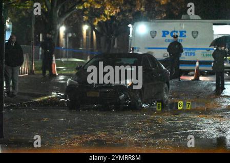 Soundviee, Bronx, New York, Deer. 22 novembre 2024. (nuovo) la polizia ha coinvolto delle riprese nella sezione di soundview del bronx, new york. 22 novembre 2024, bronx, New york, stati uniti d'america: Intorno alle 15:10 del pomeriggio, un poliziotto coinvolto sparatoria è stato segnalato su 755 White Plains Road nella sezione di soundview del bronx quando la polizia ha risposto a causa di una disputa, un sospetto ha tirato un'arma sugli agenti e gli agenti hanno colpito il sospetto alla gamba. Due sospettati sono stati coinvolti con uno preso in custodia dopo essere stato ucciso dalla polizia e uno è attualmente in fuga. Obbligatorio (immagine di credito: © Kyle Maz Foto Stock