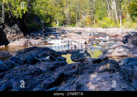 Guardando a monte dalle cascate del devil's Kettle sul fiume Brule, CR Magney State Park, vicino a Grand Marais, Minnesota, Stati Uniti. Foto Stock