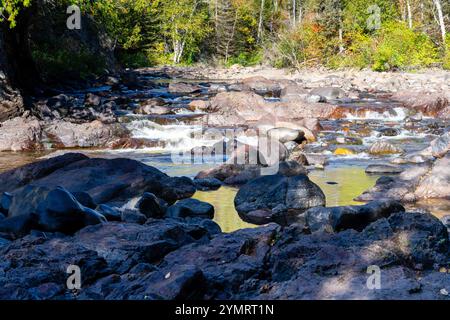 Guardando a monte dalle cascate del devil's Kettle sul fiume Brule, CR Magney State Park, vicino a Grand Marais, Minnesota, Stati Uniti. Foto Stock