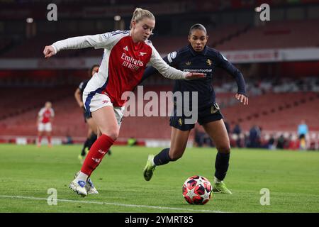 Londra, Regno Unito. 21 novembre 2024. Alessia Russo dell'Arsenal e Estelle Cascarino della Juventus sfidano il pallone durante la partita di UEFA Womens Champions League all'Emirates Stadium di Londra. Il credito per immagini dovrebbe essere: Paul Terry/Sportimage Credit: Sportimage Ltd/Alamy Live News Foto Stock