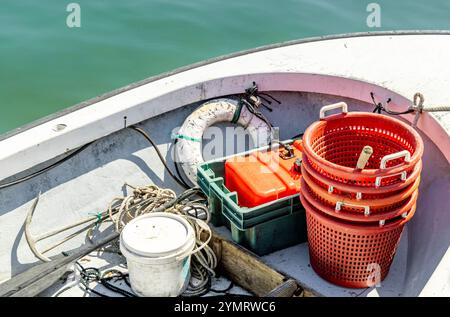 immagine dettagliata della prua di un piccolo fuoribordo pieno di attrezzi per la pesca Foto Stock