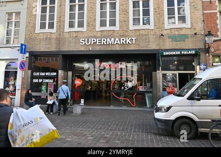 Supermercato proxy Delhaize – Bruges, Belgio – 23 ottobre 2024 Foto Stock
