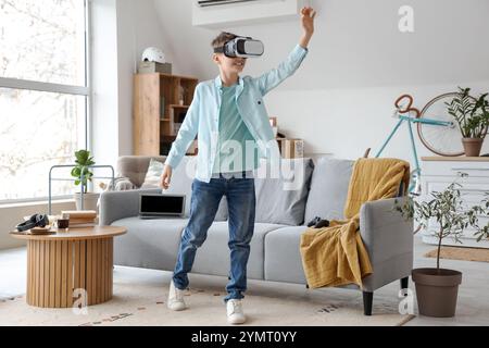 Adolescente con occhiali per realtà virtuale in salotto Foto Stock