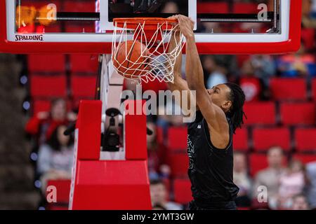 Raleigh, North Carolina, Stati Uniti. 22 novembre 2024. L'attaccante William & Mary Tribe Noah Collier (5) sbatte contro i North Carolina State Wolfpack durante il primo tempo della partita di pallacanestro NCAA al Lenovo Center di Raleigh, North Carolina. (Scott Kinser/CSM). Crediti: csm/Alamy Live News Foto Stock