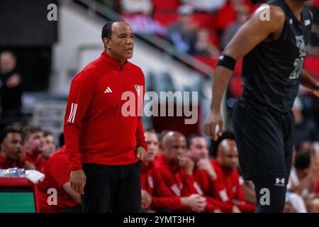 Raleigh, North Carolina, Stati Uniti. 22 novembre 2024. Kevin Keatts, allenatore dei North Carolina State Wolfpack, nel primo tempo contro i William & Mary Tribe, nella partita di pallacanestro NCAA al Lenovo Center di Raleigh, North Carolina. (Scott Kinser/CSM). Crediti: csm/Alamy Live News Foto Stock